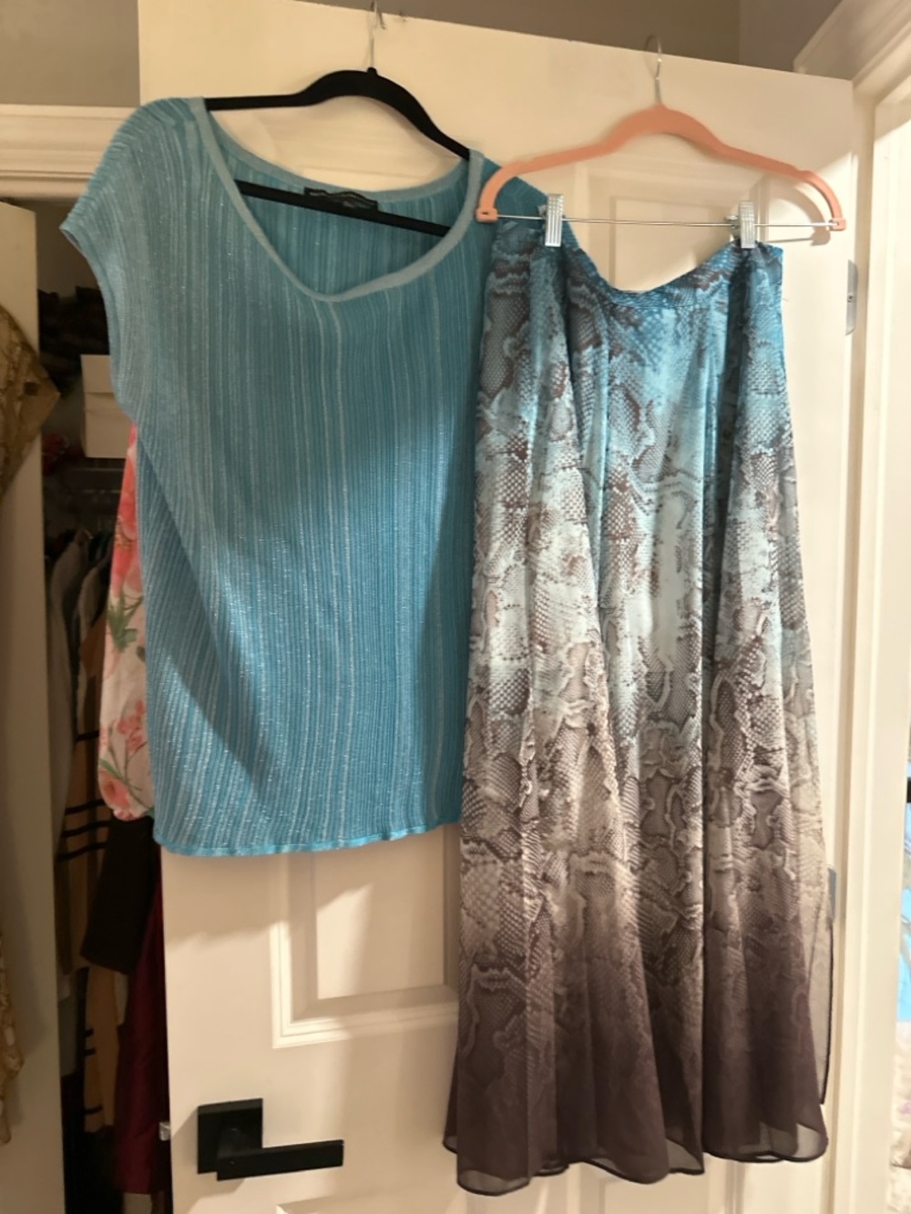 White House Black Market Blue Ombre Snake-Print Midi Skirt - Picture 2 of 2
